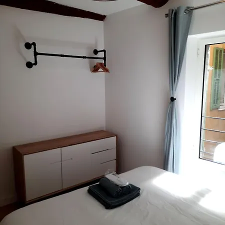 Apartment Beautiful Old Town Flat, Near The Nizza